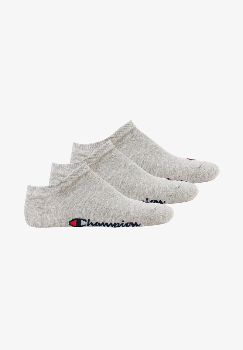 Graue Baumwollmischung Knöchelsocken mit gerippten Bündchen, versehen mit dem dunkelblauen "Champion"-Logo und roten Akzenten an der Seite. Im Paket sind drei Paare enthalten.