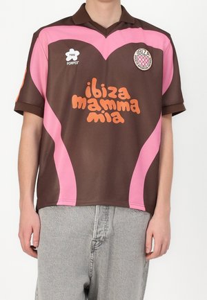 Brązowa i różowa koszulka polo z krótkim rękawem, z wzorem serca i napisem "ibiza mamma mia" w kolorze pomarańczowym. Zawiera logo i kontrastujące akcenty.