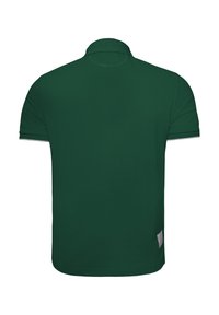 Polo shirt verde scuro con colletto classico e maniche corte, caratterizzato da una texture liscia e un'etichetta dettagliata sull'orlo.
