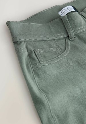 Jeans in denim verde alti, caratterizzati dallo stile classico a cinque tasche, cuciture a contrasto e una trama liscia.