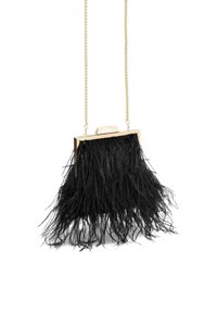 Clutch bag nera con piume, dotata di una cornice rettangolare in oro e di una tracolla a catena. Presenta frange texture e lunghe per un aspetto drammatico.