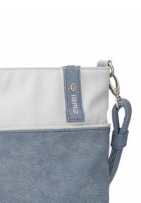 Bolso cruzado texturizado en tonos gris claro y azul con correa azul desmontable y cierre de metal.
