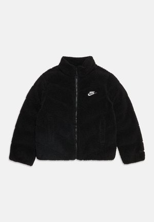 Must Nike fleece jope täieliku eesriidega ja valge Nike logoga vasakul rinnal, pikad varrukad ning kõrge krae.