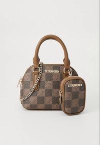 Borsa a mano marrone a quadri con doppi manici superiori, dettagli in oro e una pochette marrone staccabile. Materiale strutturato e dettagli a contrasto.