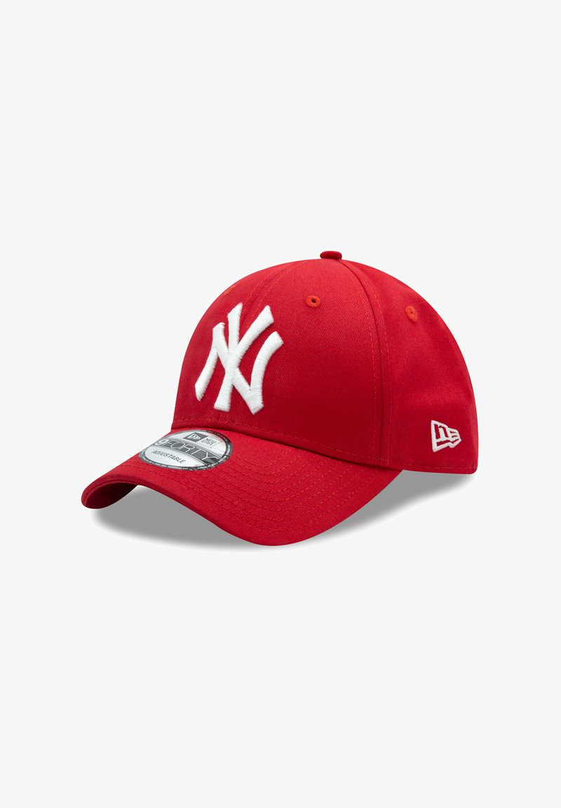 Rode baseballpet met wit New York Yankees-logo op de voorkant en New Era-logo op de zijkant, verstelbare band en gebogen klep.