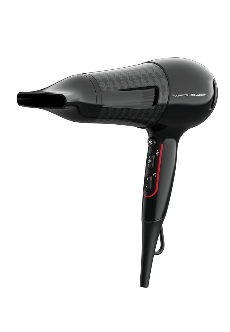 Sèche-cheveux noir au design épuré, texture en fibre de carbone sur le corps, accents rouges et boutons de contrôle pour divers réglages de chaleur.