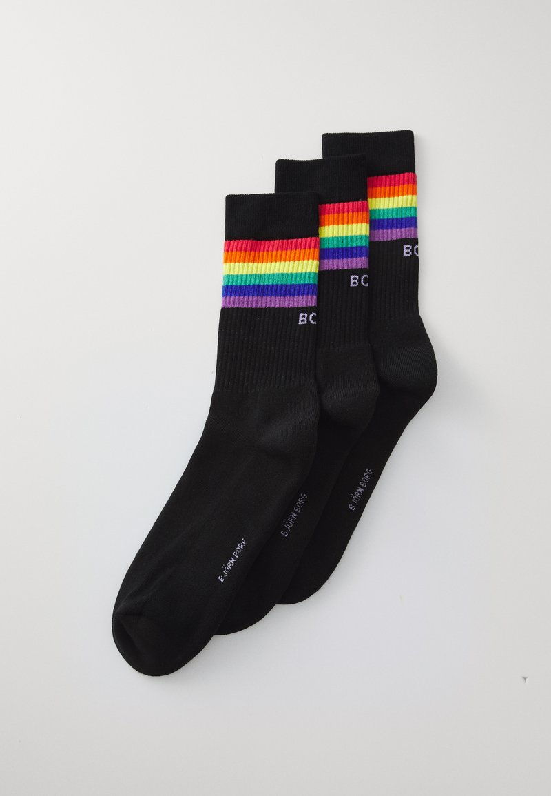 Calcetines negros con puño acanalado que presentan un patrón de rayas horizontales en arcoíris. Vienen en un paquete de tres pares. Textura suave, longitud hasta la mitad de la pantorrilla.