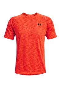 Camiseta deportiva roja de manga corta hecha de tela texturizada con un patrón sutil y un logo negro en el pecho izquierdo.