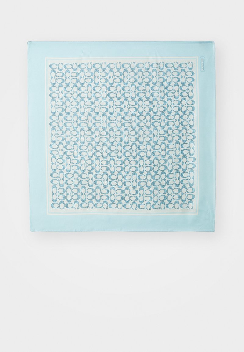 Jasnoniebieski jedwabny szalik z powtarzającym się geometrycznym wzorem w ciemniejszym niebieskim kolorze, otoczony cienką białą linią. Gładka tekstura.