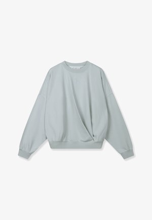 Felpa grigio chiaro in materiale morbido con scollo rotondo, spalle scese e una texture arricciata all'orlo.