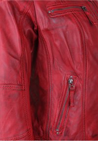Rote Lederjacke mit strukturiertem Finish, diagonaler Reißverschlusstasche und subtilen Nähten, mit taillierter Passform und modernem Design.