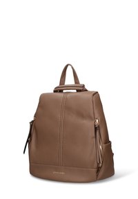 Sac à dos en cuir marron avec une finition texturée. Dispose d'une poignée supérieure, de poches latérales zippées et d'un design minimaliste. Accents en métal doré.