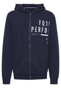 Sudadera con cremallera azul marino fabricada en un tejido suave, con un bolsillo canguro frontal, capucha con cordón ajustable y diseño de texto impreso.