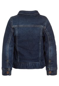 Tmavě modrá džínová bunda s límečkem, knoflíkovými manžetami a viditelným šitím. Má klasický design se rovný střih a zadní yoke.