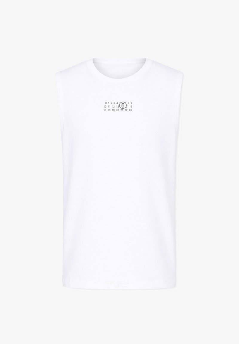 Chemise blanche sans manches avec un petit motif numérique noir centré près de l'encolure, présentant un chiffre 6 encerclé.