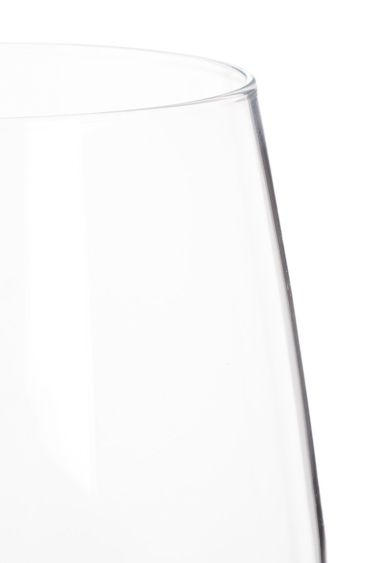 Copa de vino de cristal transparente con una superficie lisa, forma acampanada y un borde delgado, que muestra transparencia y un acabado pulido.