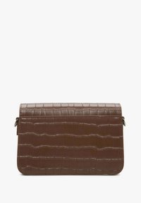 Brązowa torebka kopertówka z tłoczonym wzorem krokodyla, o płaskim kształcie, z zamknięciem na zamek i subtelnymi detalami w postaci przeszyć wzdłuż krawędzi.