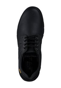 Schwarzer Lederschuh mit rundem Zehenbereich, flachen Schnürsenkeln und weißen Nähten. Minimalistisches Design, strukturierte Zwischensohle und gelber Akzent am Zehenbereich.