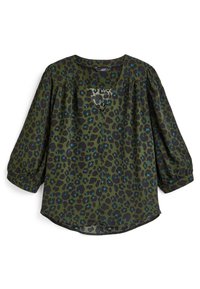 Chemise imprimé léopard vert avec accents bleus, manches bouffantes trois-quarts, col en V et ourlet légèrement courbé. Texture de tissu doux.