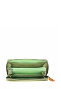 Portefeuille vert à fermeture éclair ouverte, montrant plusieurs compartiments et une petite poche zippée à l'intérieur, avec un tirette en cuir marron.
