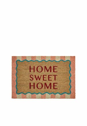 Zerbino con testo rosso ""HOME SWEET HOME"" su un centro beige, circondato da una linea blu smerlata e strisce alternate rosa e beige.