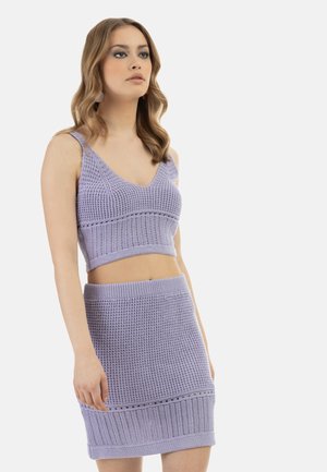 Lilac strikket crop top og nederdel sæt med struktureret design, v-hals, justerbare stropper og tætsiddende silhuet.