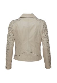 Beige Lederjacke mit kunstvollen prägenden Designs und Nietenakzenten an den Ärmeln. Sie hat eine taillierte Passform und einen mittellangen Rücken.