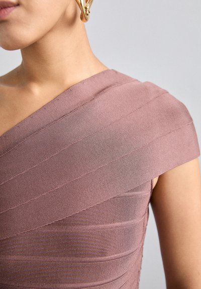 Abito asimmetrico senza maniche in morbido malva con linee orizzontali texturate. Presenta una spalla larga e strutturata e un tessuto liscio.