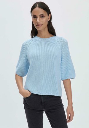 Pullover in maglia di colore azzurro chiaro con scollatura rotonda a costine e maniche di media lunghezza. Presenta una vestibilità rilassata e un tessuto testurizzato.