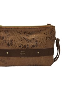 Pochette à motif serpent marron en matériau synthétique texturé avec une bande lisse marron foncé et desFerrures en métal doré.