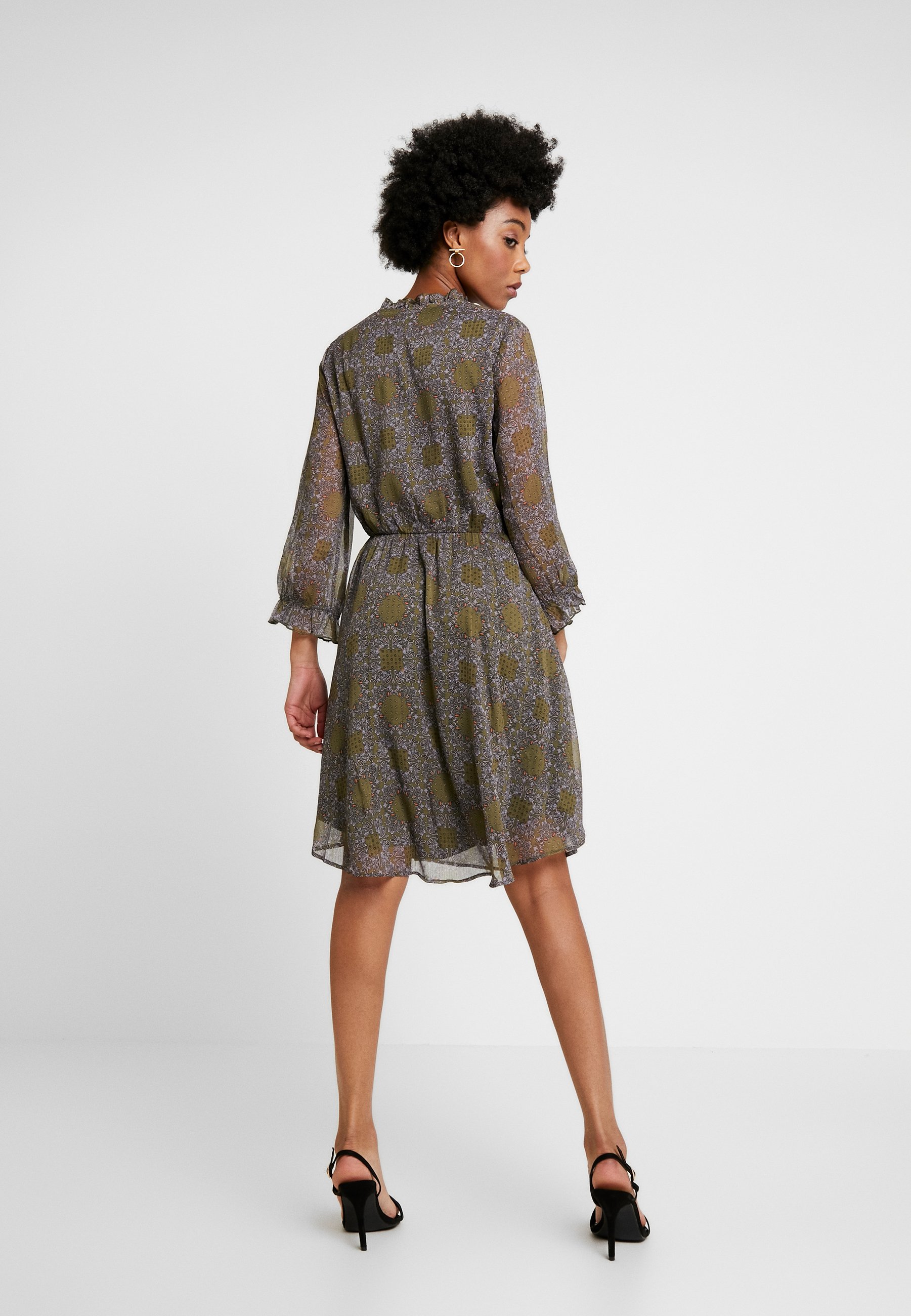 YAS YASNICHOLE DRESS Kjole military olive Zalando.no Samsøe & Samsøe Samsøe Samsøe Oliven imitert pels 'Sabal