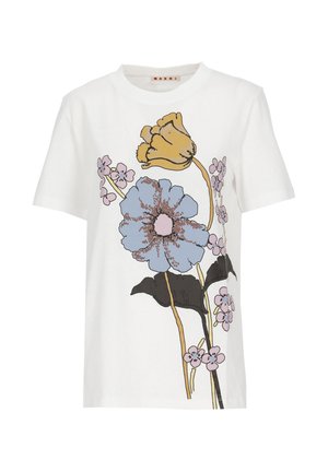 Maglietta bianca a maniche corte con grande grafica di fiori gialli, blu e rosa e foglie nere sulla parte anteriore.