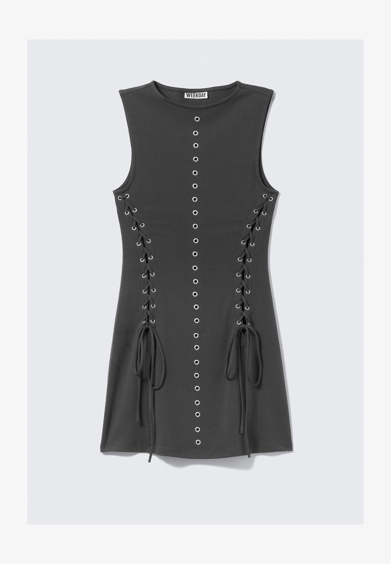 Robe grise sans manches présentant une coupe droite, des accents œillets le long des côtés et des lacets pour un ajustement réglable. Texture de tissu lisse.
