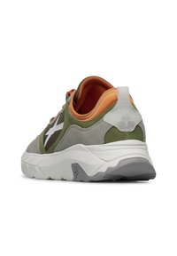 Grön och grå sneaker med ovandel i mocka, orange foder, vitt stjärnlogotyp och strukturerad sula. Förstärkt häl med distinkta detaljer.