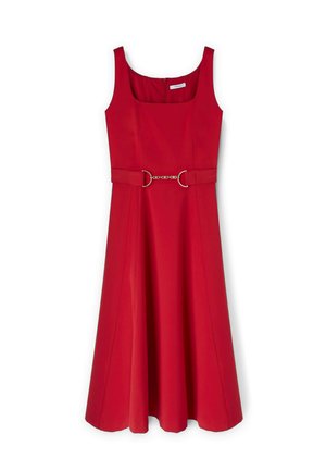 Abito rosso senza maniche con scollatura quadrata, cintura con accessori in metallo in vita e una silhouette svasata. Texture del tessuto liscia.