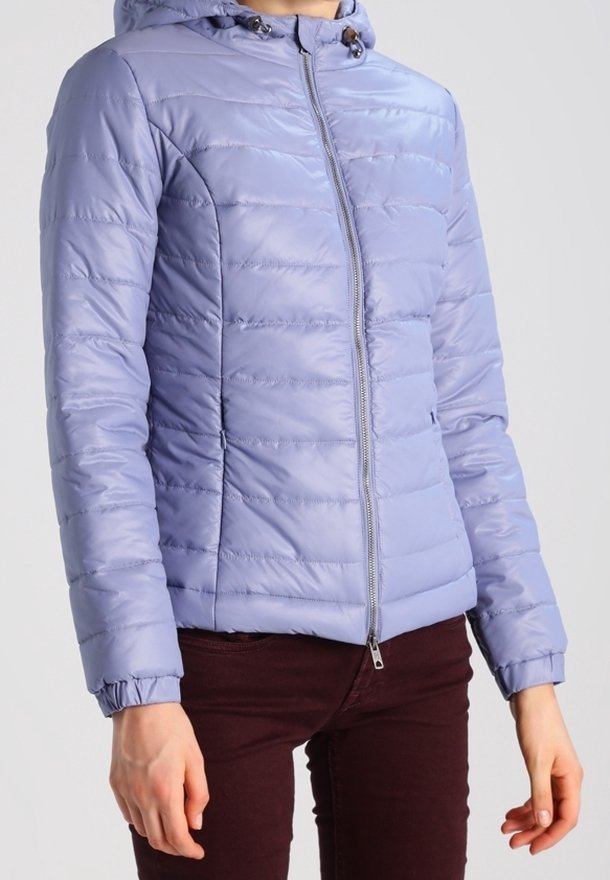 Ljuslila puffjacka med huva, som har horisontella quiltade linjer, en framställande dragkedja, elastiska ärmslut och dekorativa snördetaljer.