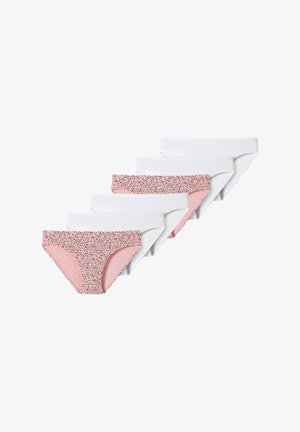 Fem par kvinnors underkläder: fyra i vitt och en med en ljusrosa bas och svart prickmönster. Bomullsmaterial, medelhög design.