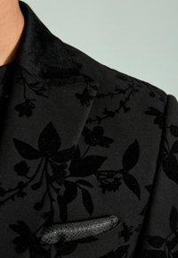 Next REGULAR FIT - FLORAL PRINT - Sakko - black