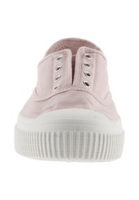 Rosa canvas-sneakers med rund tå, vit gummisula och silverfärgade öljetter för snören. Mjuk textur, avslappnad design.