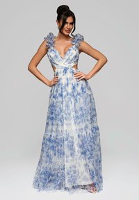Maxikleid aus transparentem weißen Stoff mit blauen Blumenmustern, ausgestattet mit rüschierten Trägern und seitlichen Cut-outs, fließendem Rock und gestuftem Design.