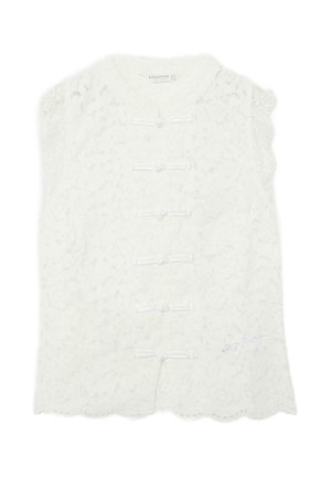 Bijeli čipkasti top bez rukava s okruglim izrezom i šest horizontalnih dekorativnih mašni s prednje strane.