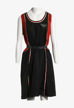 Robe noire sans manches avec panneaux latéraux rouges, bordures blanches et rouges, taille cintrée avec ceinture et logo Prada Milano sur la poitrine.