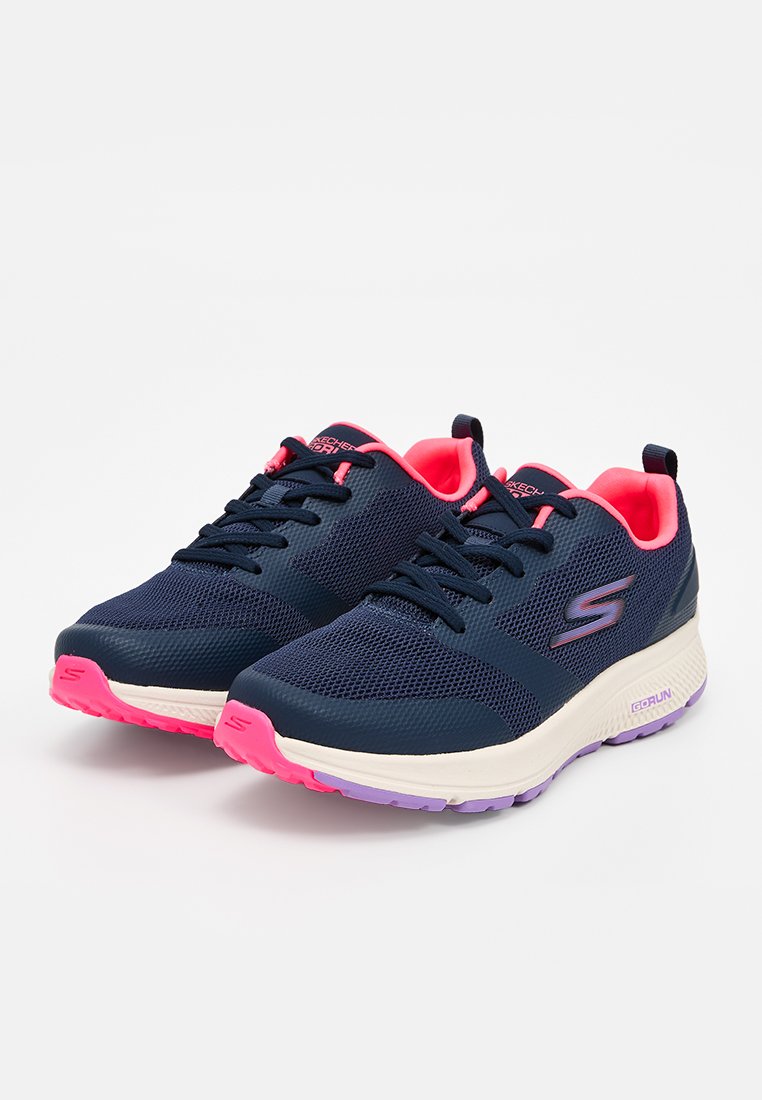 Baskets de sport en maille navy avec des accents roses, dotées d'une semelle rembourrée et de lacets, conçues pour le confort lors d'activités physiques.