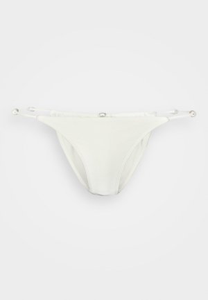 Parte de baixo de biquíni branca feita de tecido suave com corte baixo. Apresenta alças transparentes com contas decorativas dos lados.