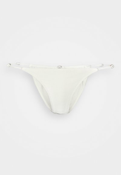 Parte de baixo de biquíni branca feita de tecido suave com corte baixo. Apresenta alças transparentes com contas decorativas dos lados.
