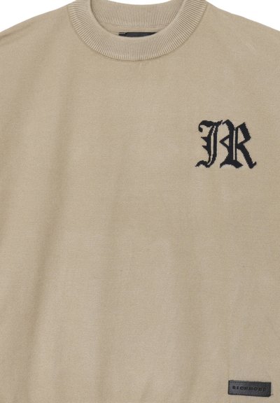 Maglione lavorato a maglia beige con scollatura rotonda, caratterizzato da un logo ricamato nero "JR" sul petto e un'etichetta nera in tessuto sull'orlo.