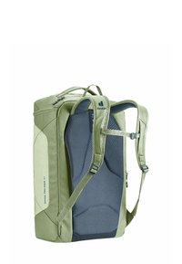 Mochila de tela verde con respaldo acolchado, detalles de malla, correas de hombro contorneadas y compartimentos con cierre. Presenta un detalle de logo en el lateral.