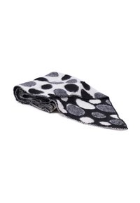 Sciarpa in pile nera e bianca con motivo a pois, piegata a forma triangolare, caratterizzata da grandi e piccoli pois e un dettaglio di cucitura sui bordi.