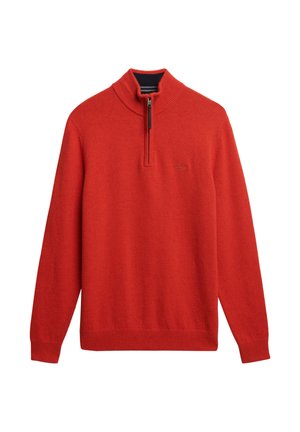 Suéter de punto rojo con cuello alto y cremallera de cuarto. Cuenta con puños y dobladillo acanalados, textura suave y un sutil bordado de logo en el pecho.