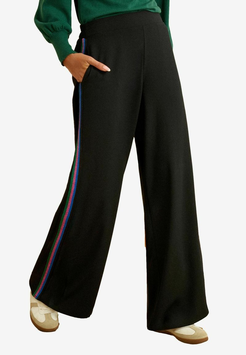 Zwarte broek met wijde pijpen en zijzakken, voorzien van een multicolor streep langs de buitennaad. Gemaakt van zacht materiaal met een gladde textuur.